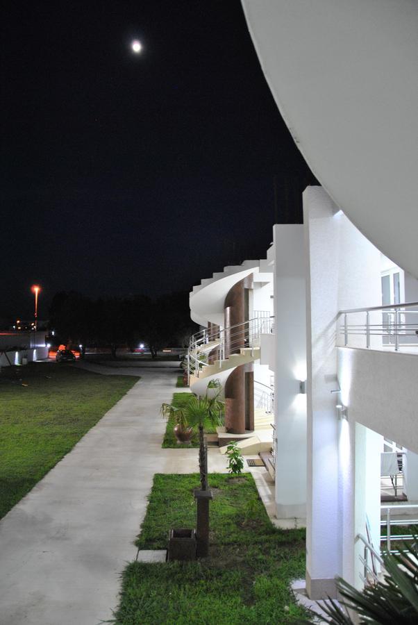 Royal Apartments & Villas 울친 외부 사진
